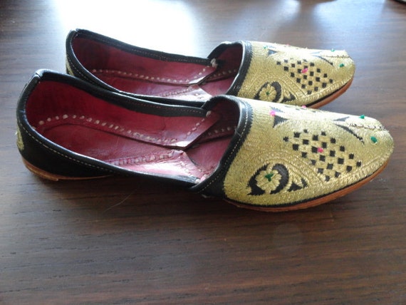 Ethnic Gold Arabian Shoes Embroidered Leather by prettycatvintage