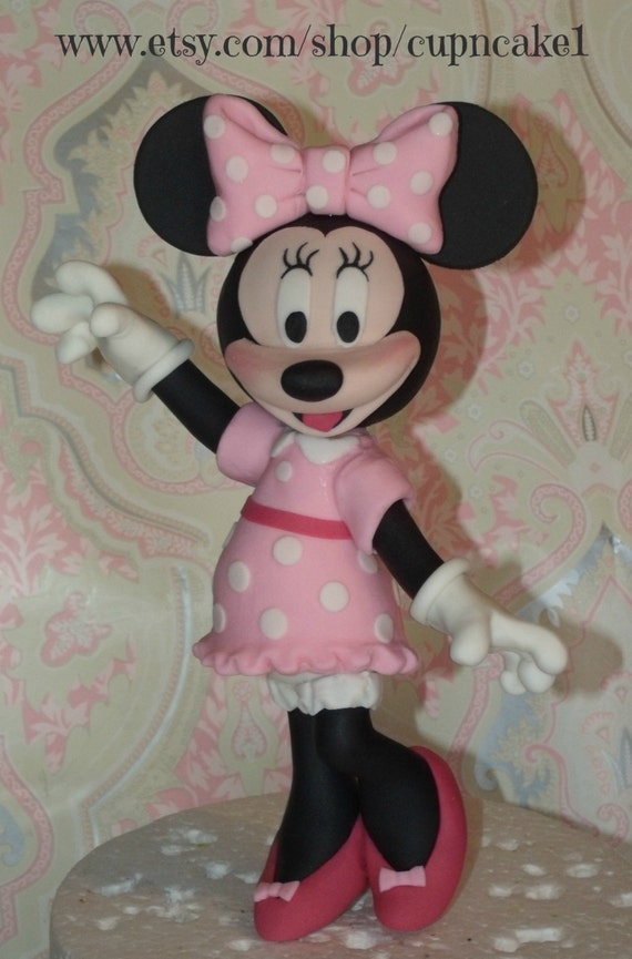 Minnie mouse fondant cake topper