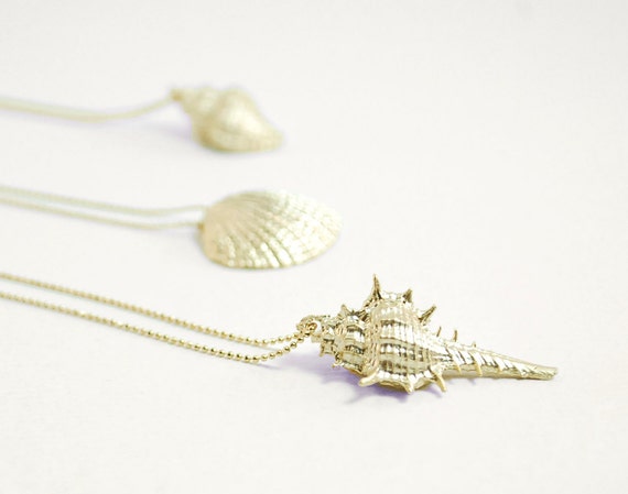 Gold seashell necklace - Seashell jewelry - Mermaid jewelry - Summer beach jewelry - Seashell pendant necklace - Gold seashell