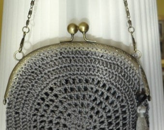 Bolso de ganchillo en color gris plomo. Forrado a mano. Detalle de bola de cristal facetado.