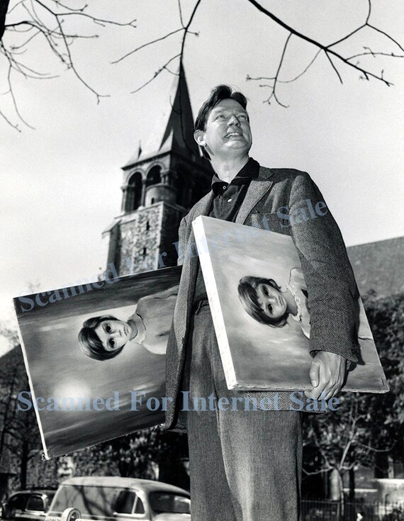 BIG EYES Walter Keane 1955 holding Paintings Paris France