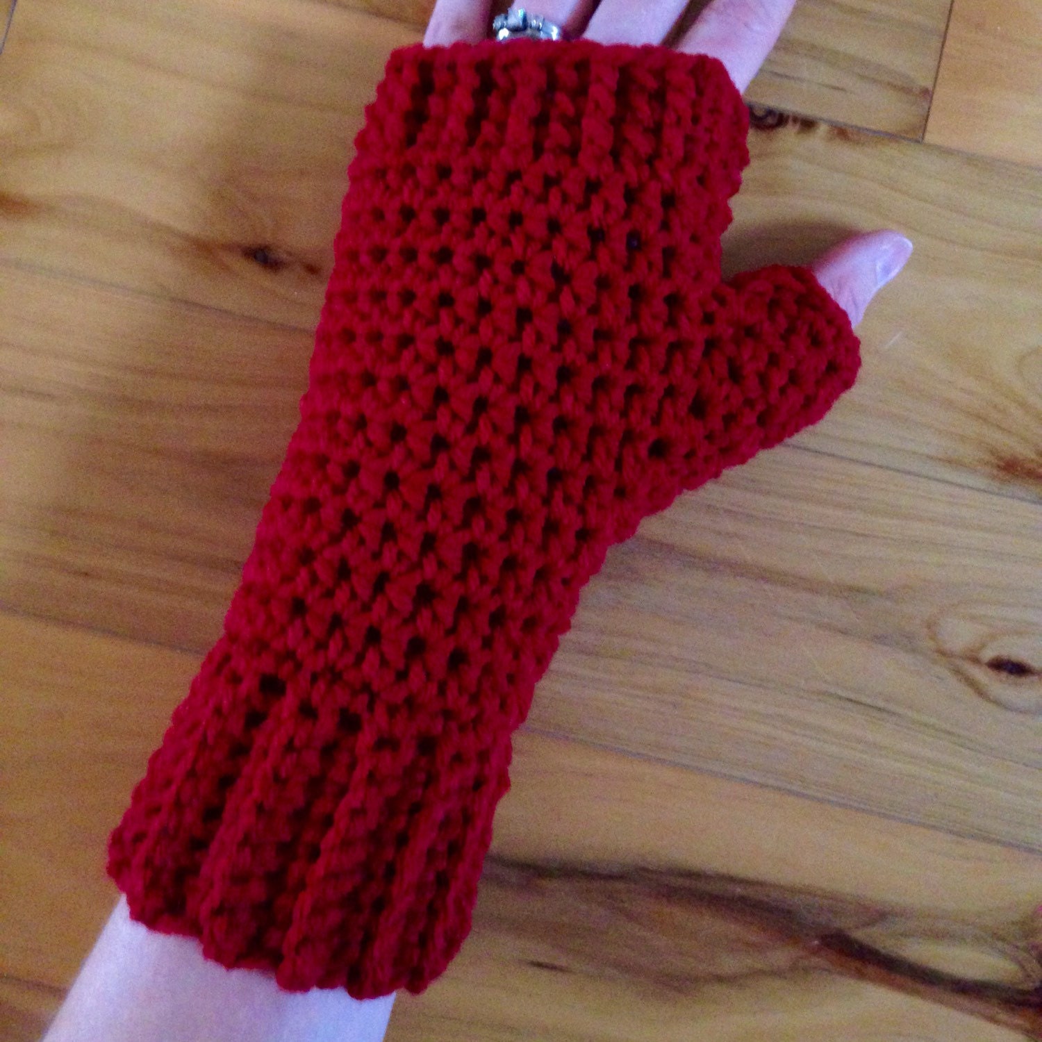 Fingerless gloves true red