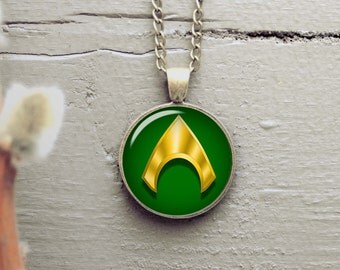 Aquaman superhero 25mm pendant, silver plated or antique bronze necklace, matching color chain is included