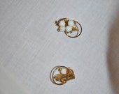 VINTAGE EARRINGS clip on circles and cluster of Pearls