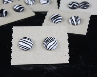 Draw the Line ! - handprinted round cloth earrings
