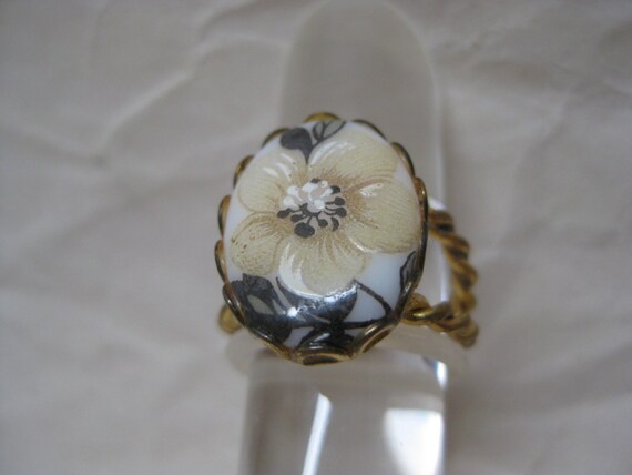 Flower Gold Ring Vintage Adjustable Glass Off White