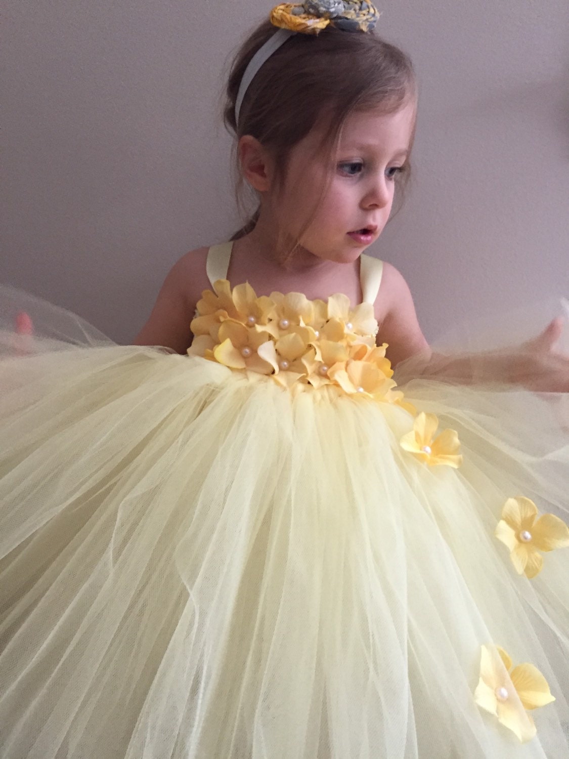 gorgeous yellow outfits for girls
8