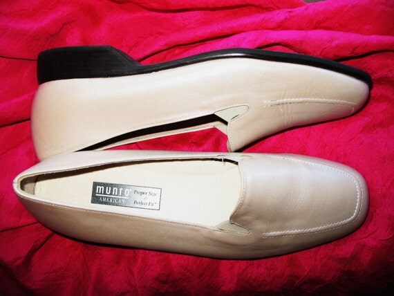 Amaizing Vintage MUNRO Shoes Pearl Beige Leather Flats W Elastics ...