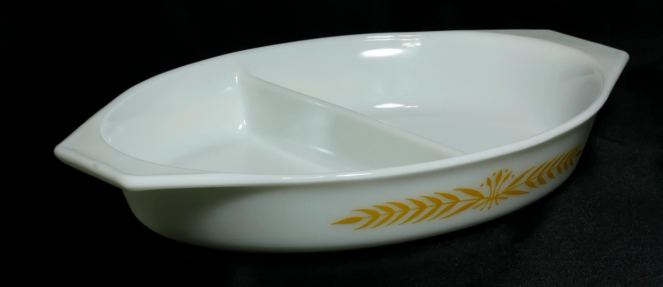 Vintage 1960 Pyrex 1 1/2 QT Royal Wheat Divided Oven Serving Dish USA Made Haute Juice