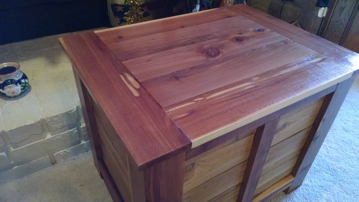 Coffre de cèdre bois de chauffage