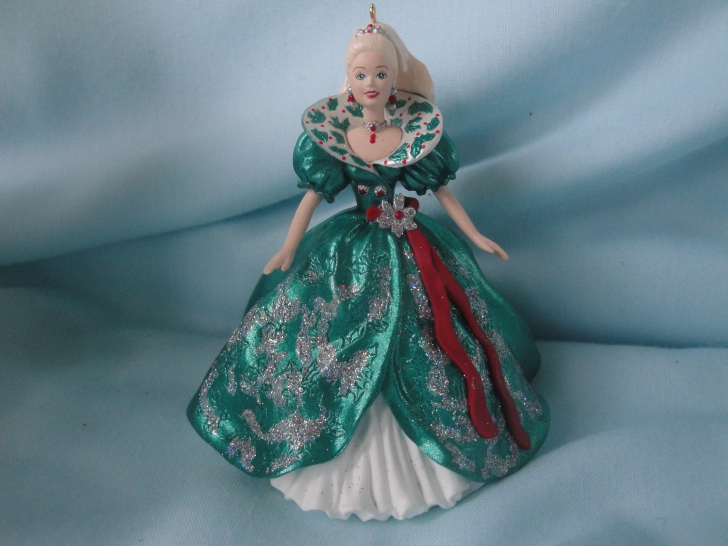 1995-hallmark-holiday-barbie-3rd-in-series-by-thevillagecorner