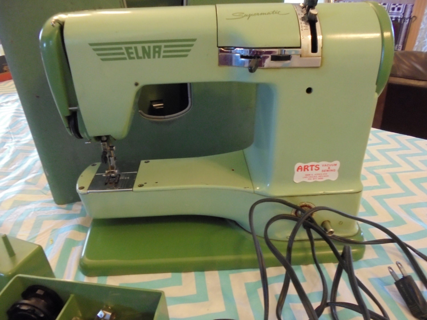 Vintage ELNA SUPERMATIC Machine à coudre vert w / bobines