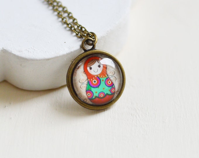Russian Motifs // Round pendant metal brass depicting dolls under glass // Barbie from Russia with love // Red, blue, colorful // Fashion