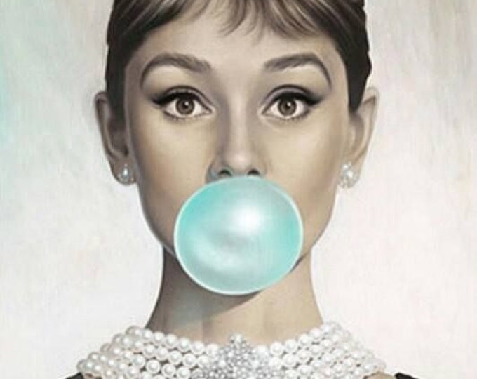 GLAMOUR // The magnet and bottle opener, 2 in 1 // Audrey Hepburn