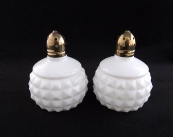 Items similar to Vintage Milk Glass Salt And Pepper Shakers Diamond ...