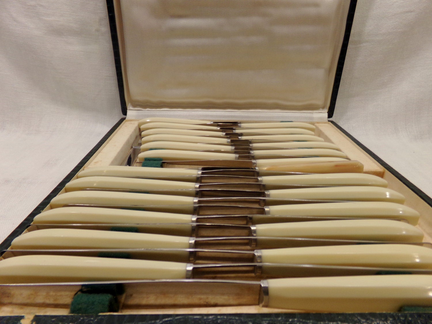 Stylish French vintage, Art Deco, 26 piece knife boxed set, made by