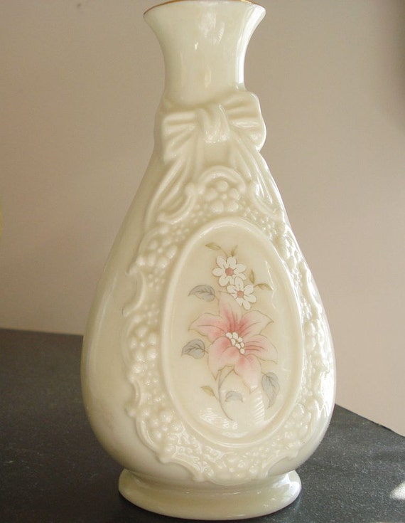 Cameo Ribbon Vase from the Royal Heritage Collection Vintage