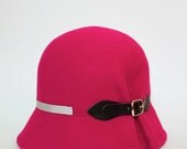 Doune - Sombrero de Fieltro Fucsia con detalle de hebilla negra y cinta grosgrain en gris claro