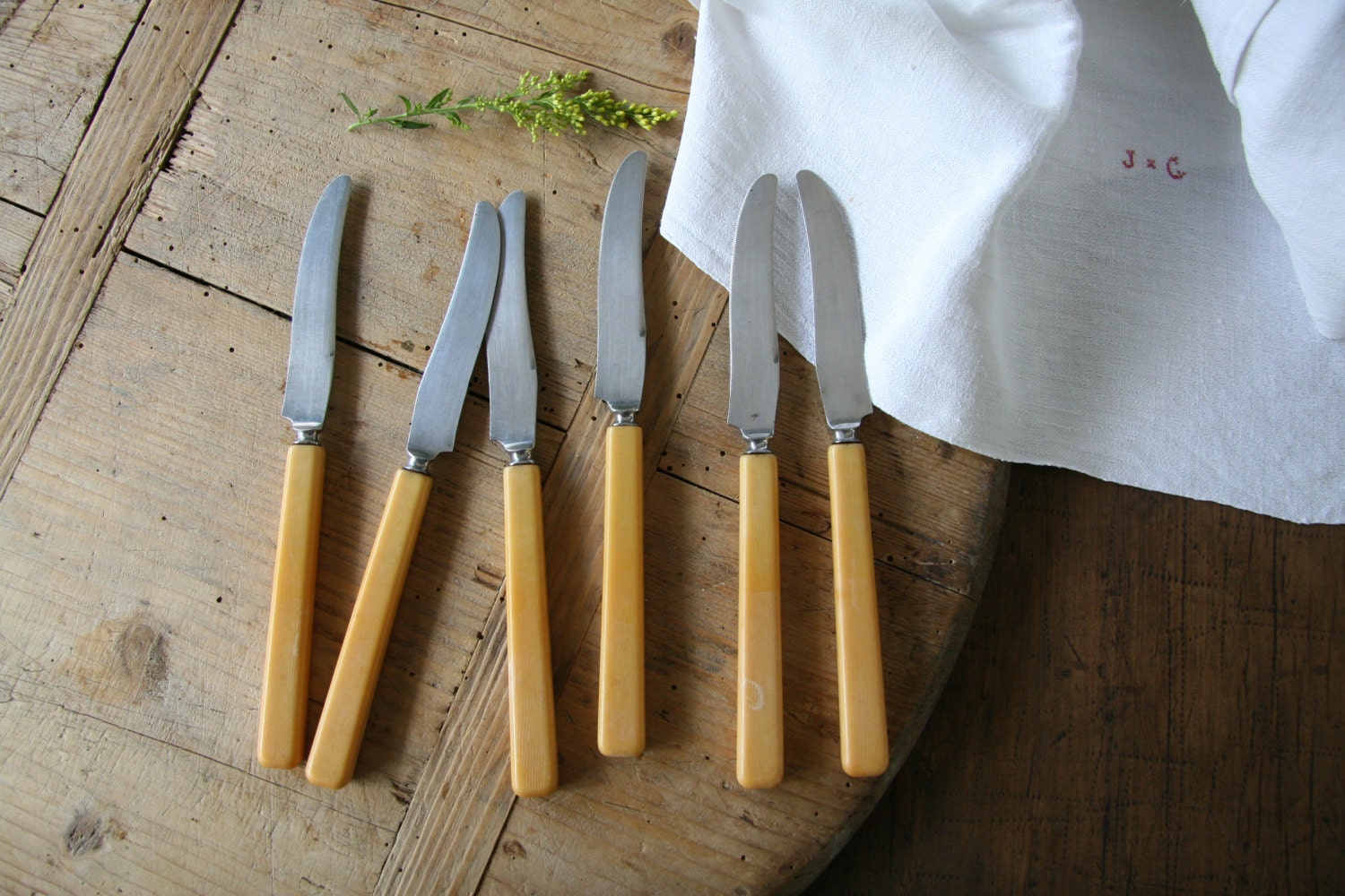 Set Wiltshire Knives Faux Bone Bakelite Handle Stainless Steel