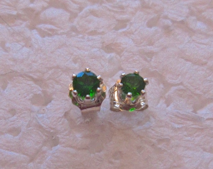 Chrome Diopside Studs, Petite 3mm Round, Natural Set in Sterling Silver E57