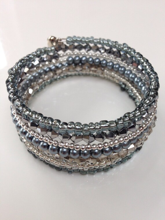 Grey/silver beaded bracelet on memory wire featuring by Fleetbeads