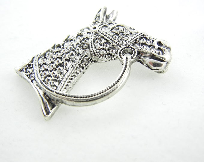 Double Link Textured Horse Head Pendant