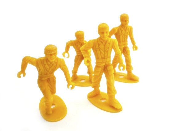 Items similar to 4 yellow US ARMY MEN ring hand soldiers mpc Multiple ...