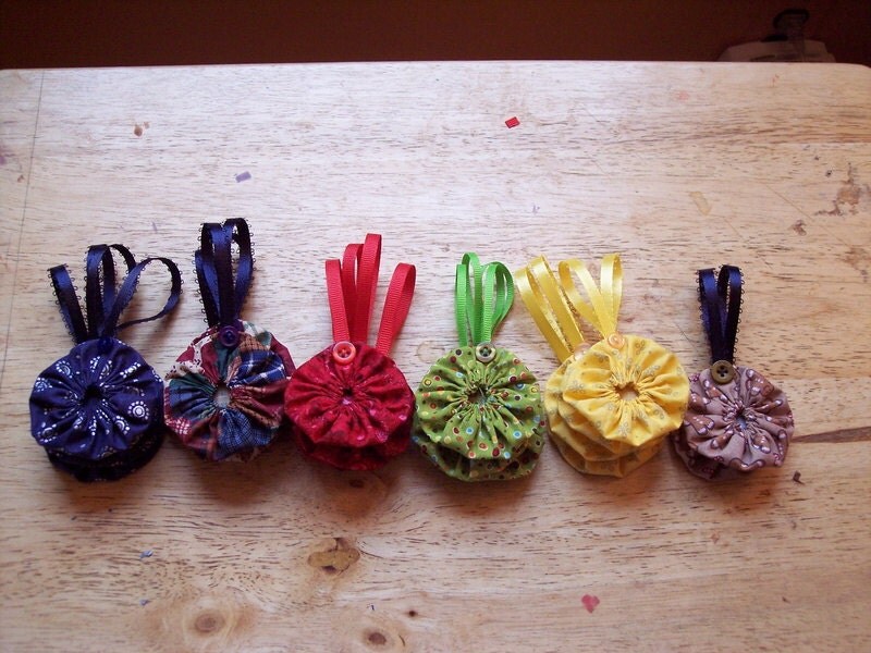 yoyo christmas tree ornaments in calico fabrics 22 to a set yoyo christmas tree ornaments in calico fabrics 22 to a set