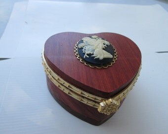 Elegant ring or jewelry box