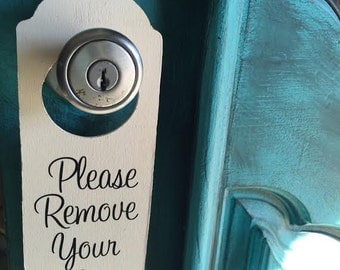 Please remove your shoes sign, door hanger, home decor, take off your shoes sign, front door sign, custom signs, front door decor, shoe sign