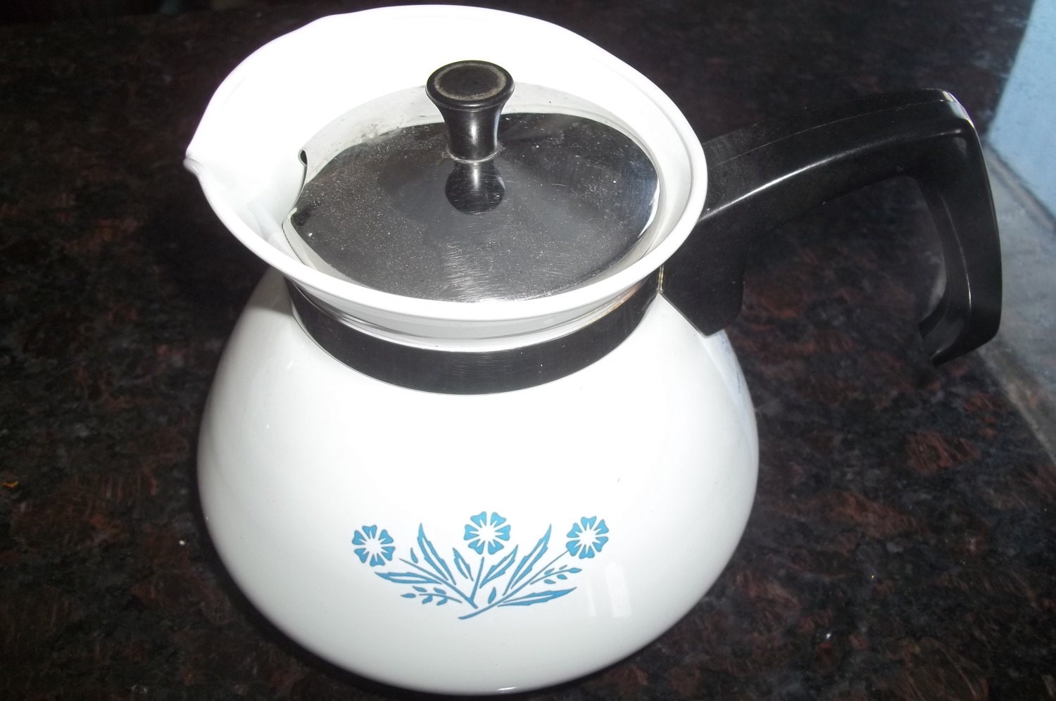 P104 6 Cup Corning Ware Tea Pot with Metal Lid