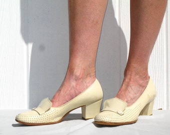 Vintage 60s Florsheim Shoes / Cream Shoes / Cream Loafers / 1960s Loafers / 60s Pumps / Cream Pumps / Leather Pumps
