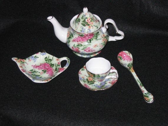 victoria's garden miniature tea set