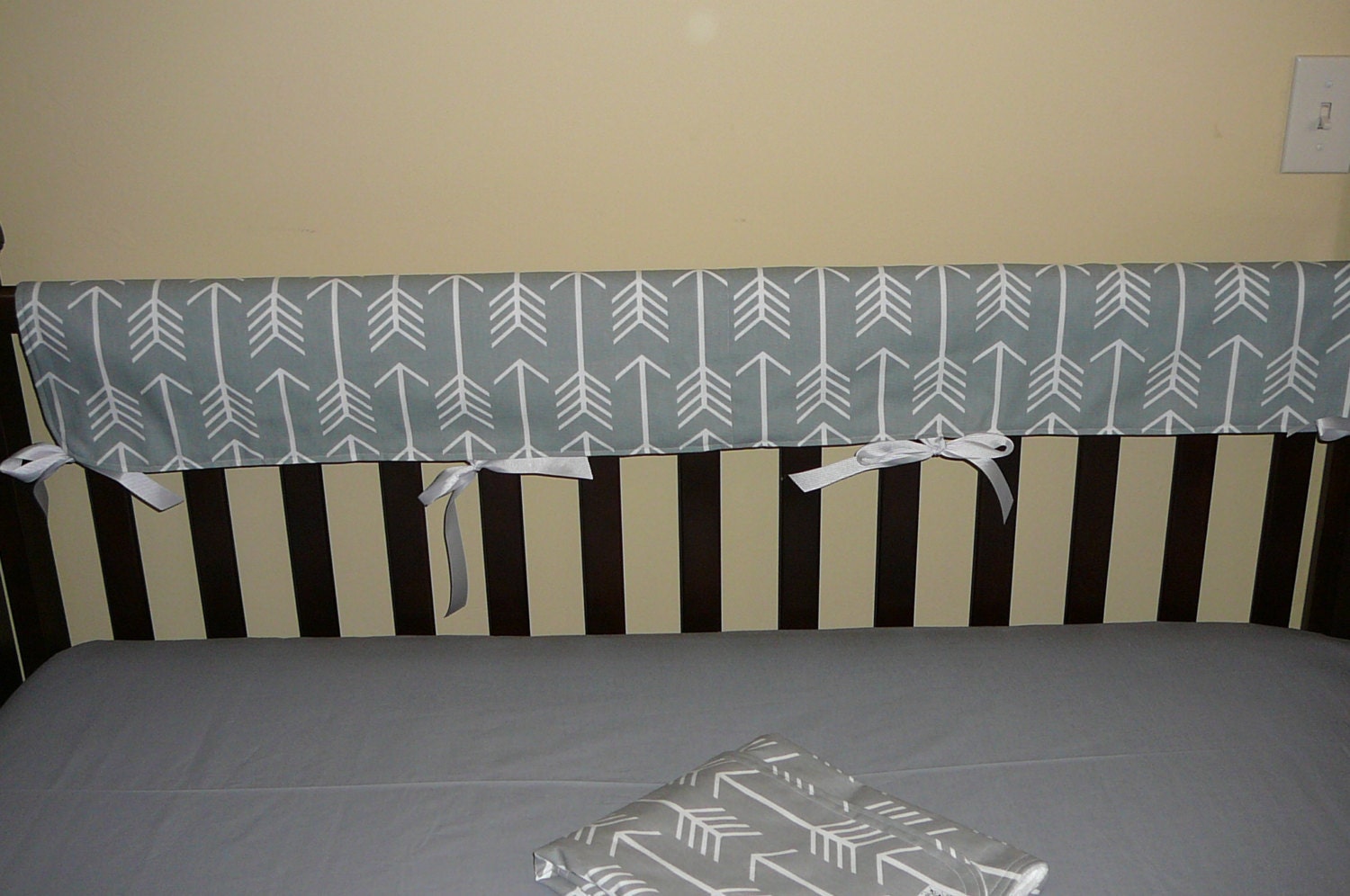 Teething Crib Rail Cover in Gray Arrow