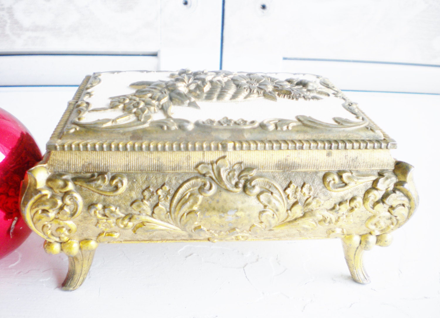 Decorative Metal Trinket Box With a Lid Gold Tone Box for