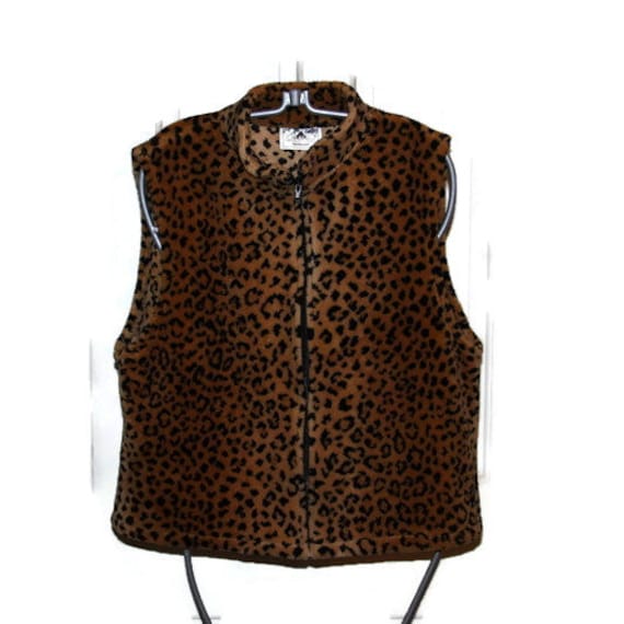 Shop by category Go on the prowl for compliments when you wear this sexy leopard print vest. Cut in a figure flattering, longer style, this vest will be your “go to” wardrobe piece.