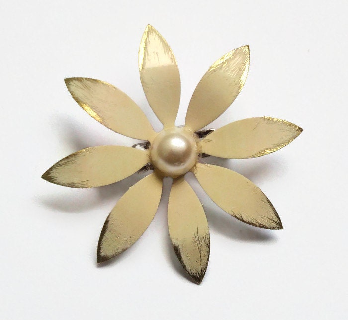 Ivory Cream Enamel Flower Brooch Pin - Antiqued Vintage Style - Small Size Metal Daisy for Wedding Broach Bouquet or Wear