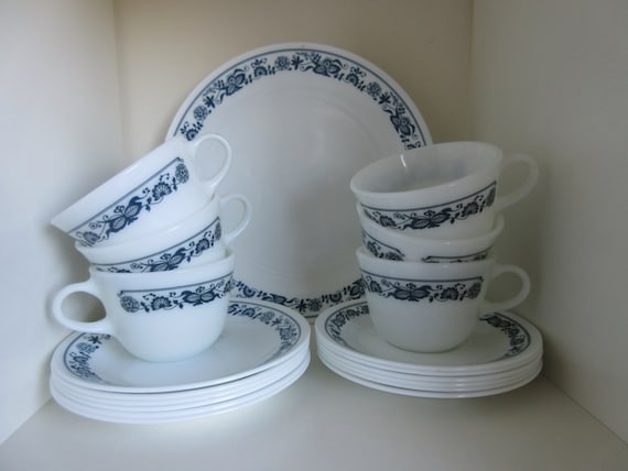 Vintage CORELLE Dinnerware Old Time Blue Pattern 26 Piece