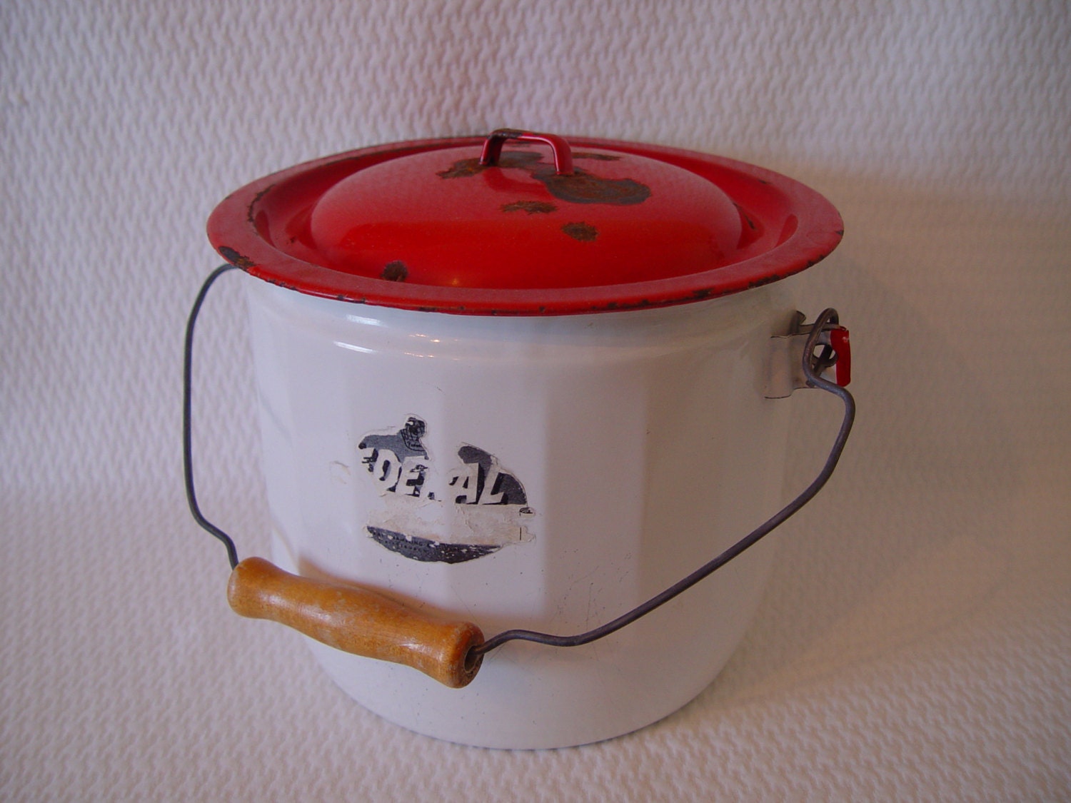 Red and White Porcelain Enamelware Bucket With Lid Wooden