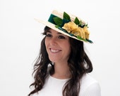 Moireach - Canotier de paja para invitada de boda con detalle de hojas y flores en color verde y mostaza, sombrero de paja, invitada de boda