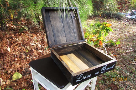 Rustico battente alzata in legno wedding cake di serenevillage Disegno Chic Shabby alzatina