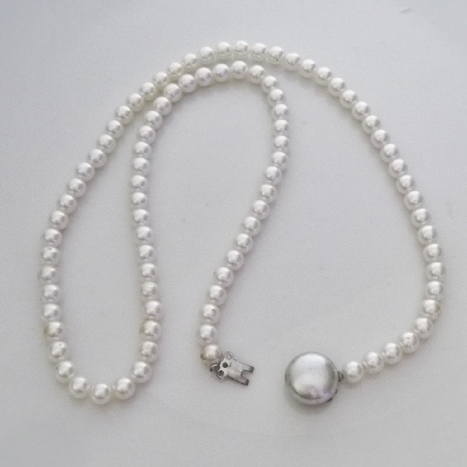 Vintage 22 Inch Long Glossy White Pearl Necklace..Retro Faux White Pearl Necklace with Pearl 