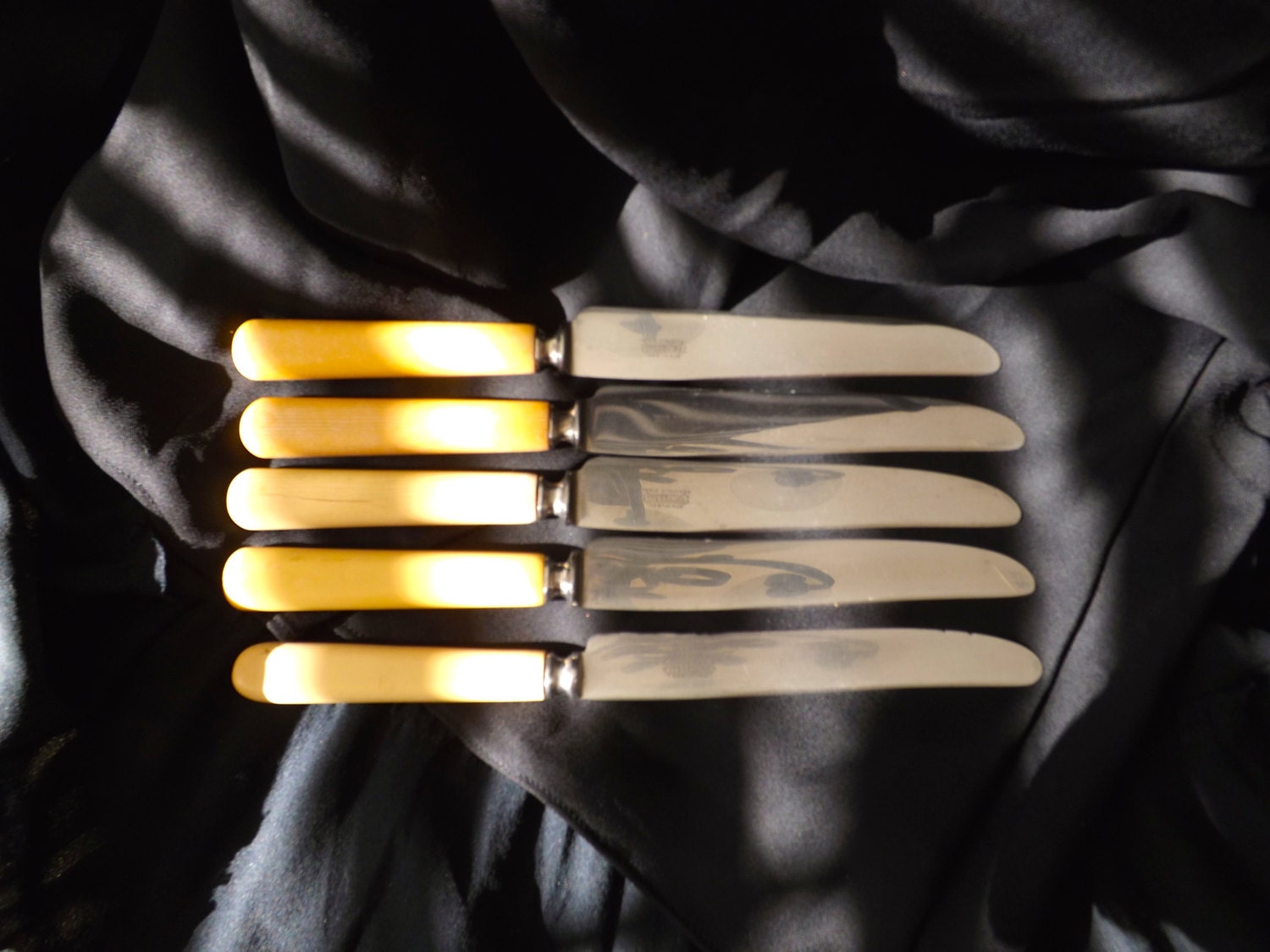 Universal Resistain Stainless Steel Dinner Knives_Vintage Dinner Knives