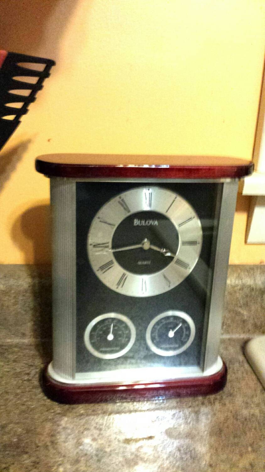 Bulova quartz vintage table top clock.