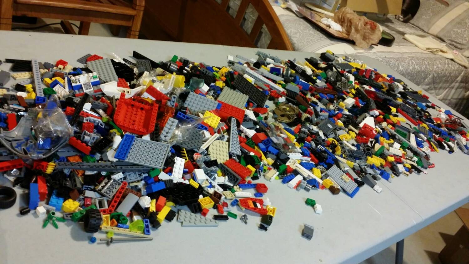 Vintage and New Bulk Legos! 1 MINI figure and accessories included with each pound. Free