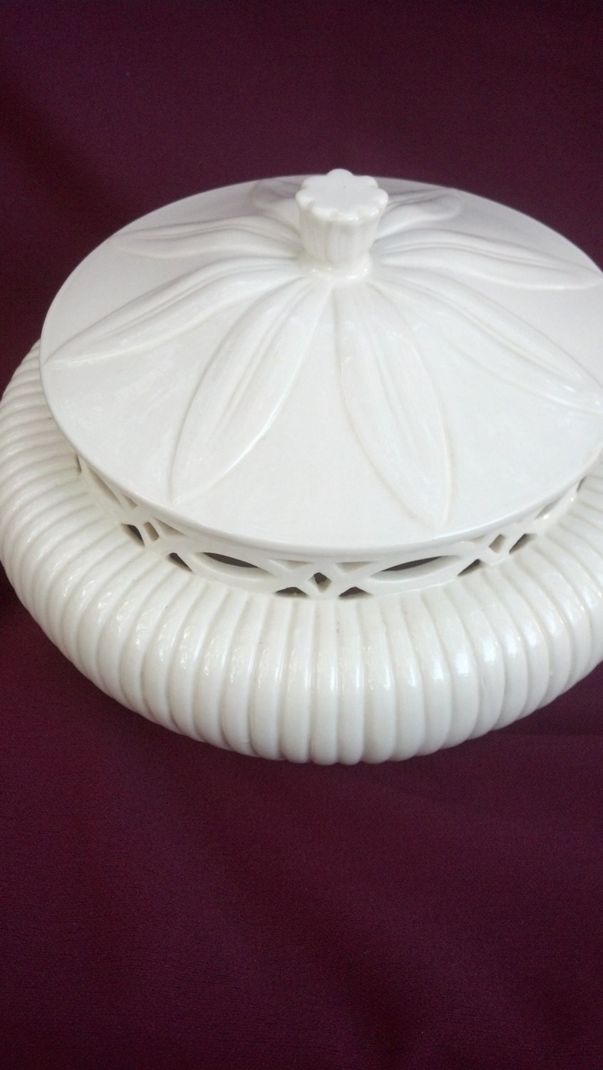 Beautiful vintage ceramic potpourri bowl,Decorative bowl,lily,white