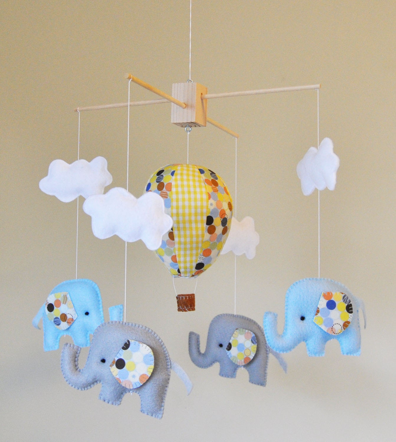 Hot air ballon elefanten baby mobile blaue graue von carrotfever