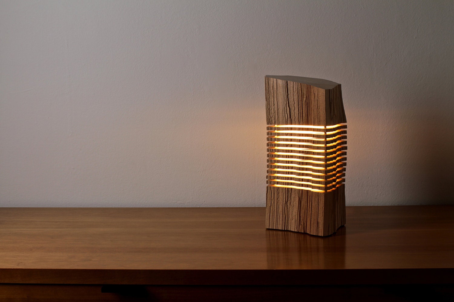 Led wood. Светильник деревянный настольный. Светильник из дерева. Напольный светильник из фанеры. Настольная лампа из брусков.