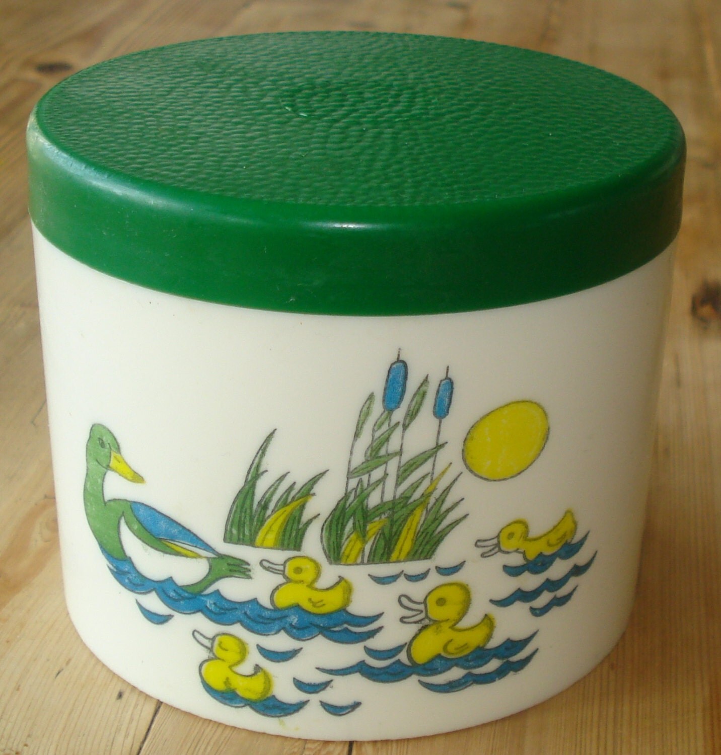 Vintage plastic canister, 1970s, round, little ducks, green lid Haute Juice