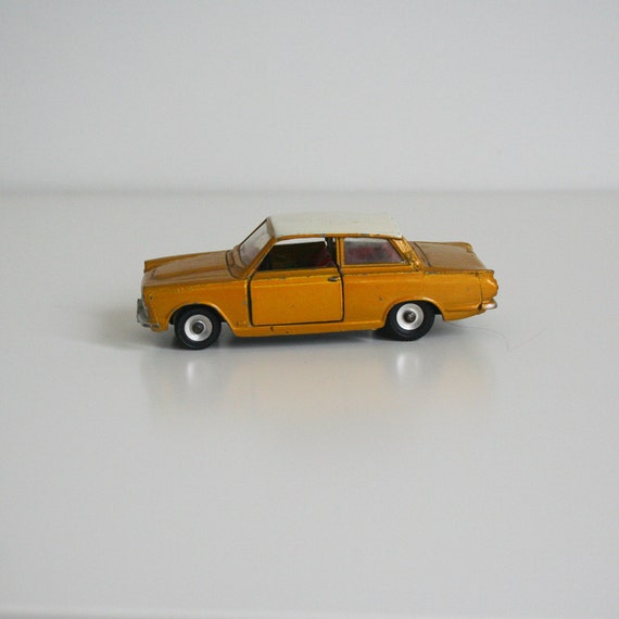 Dinky toys ford cortina #4